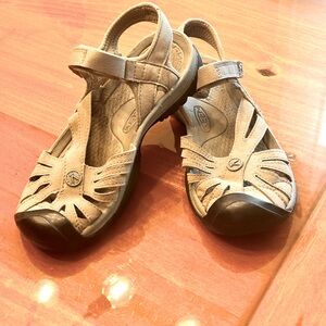 Keen hiking sandal size 7, Beige. Worn twice to big for me.